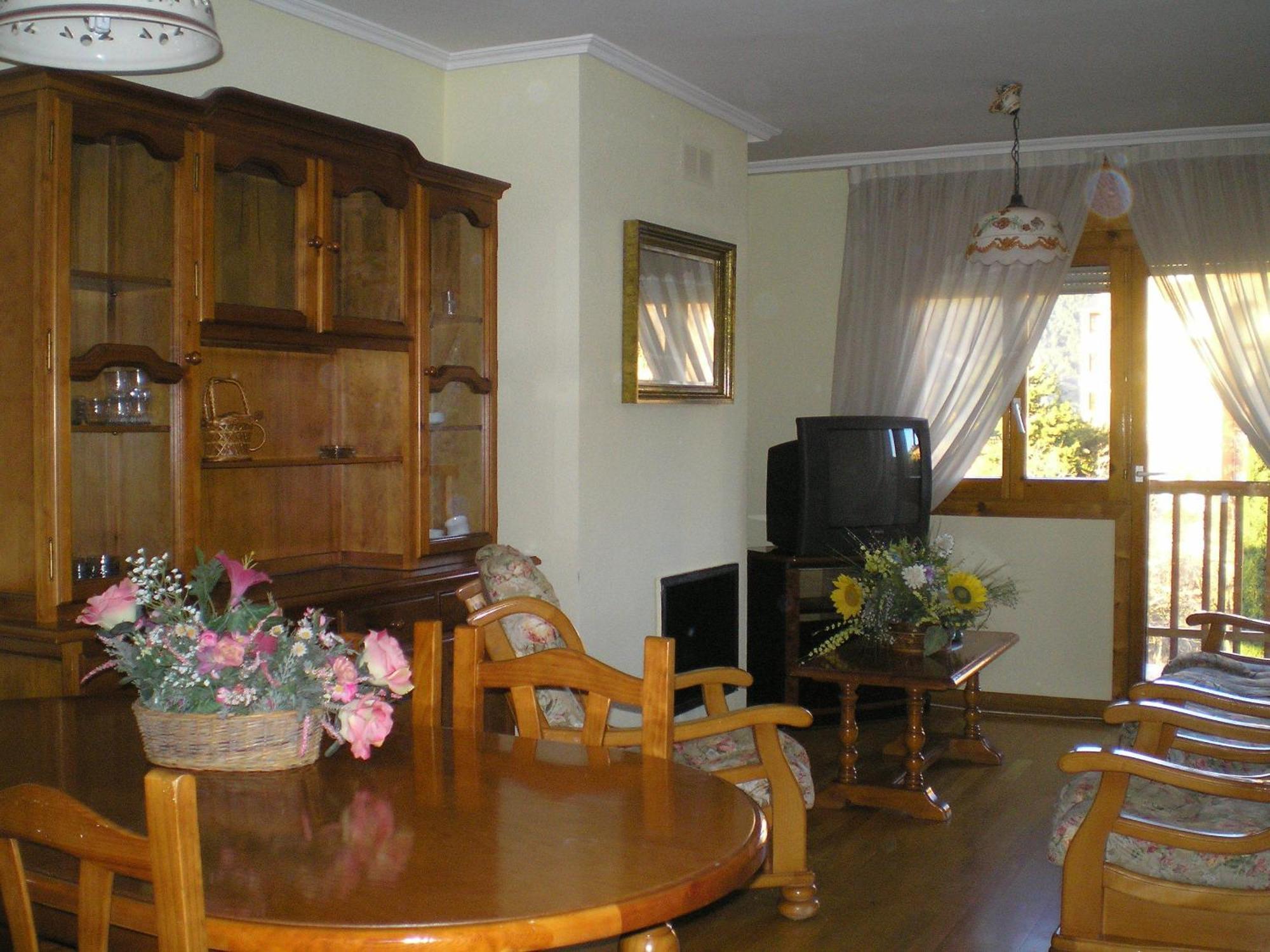 Apartamentos Turisticos Sol Y Nieve Jaca Buitenkant foto