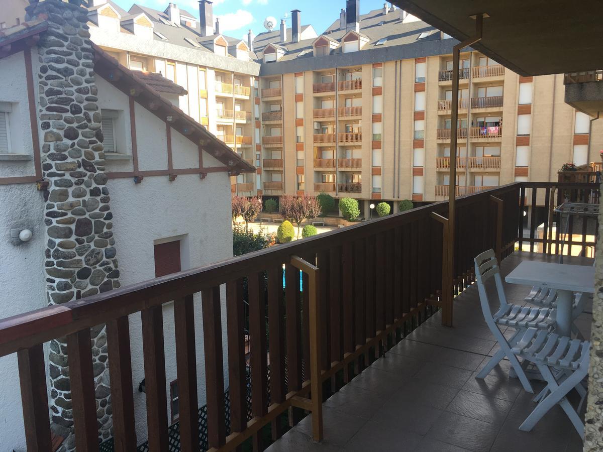 Apartamentos Turisticos Sol Y Nieve Jaca Buitenkant foto