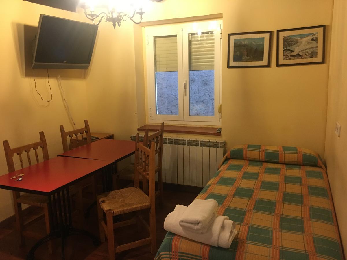 Apartamentos Turisticos Sol Y Nieve Jaca Buitenkant foto